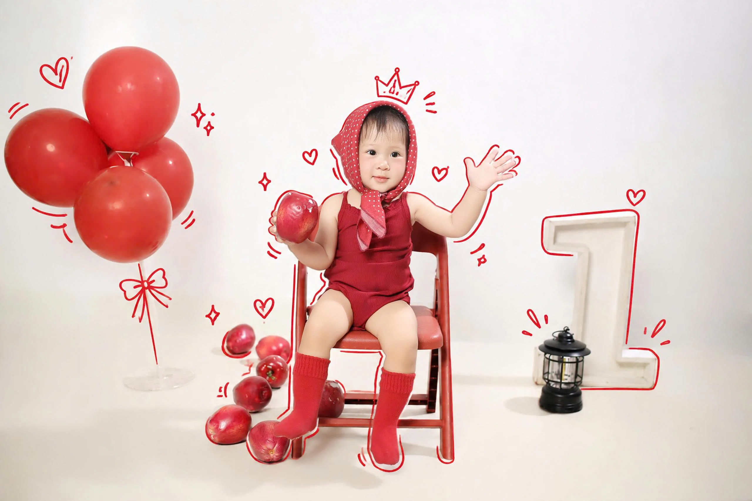 Dưa Hấu vẫy tay bên bóng bay đỏ