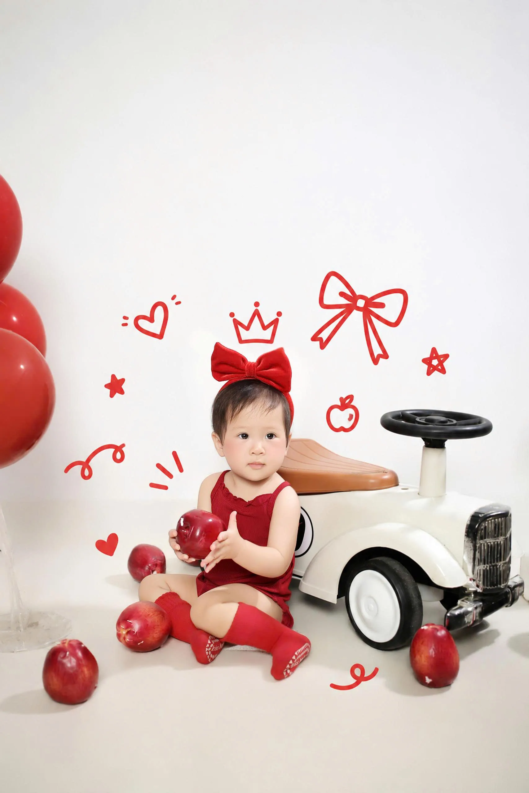 Dưa Hấu ngồi cạnh chiếc xe trắng