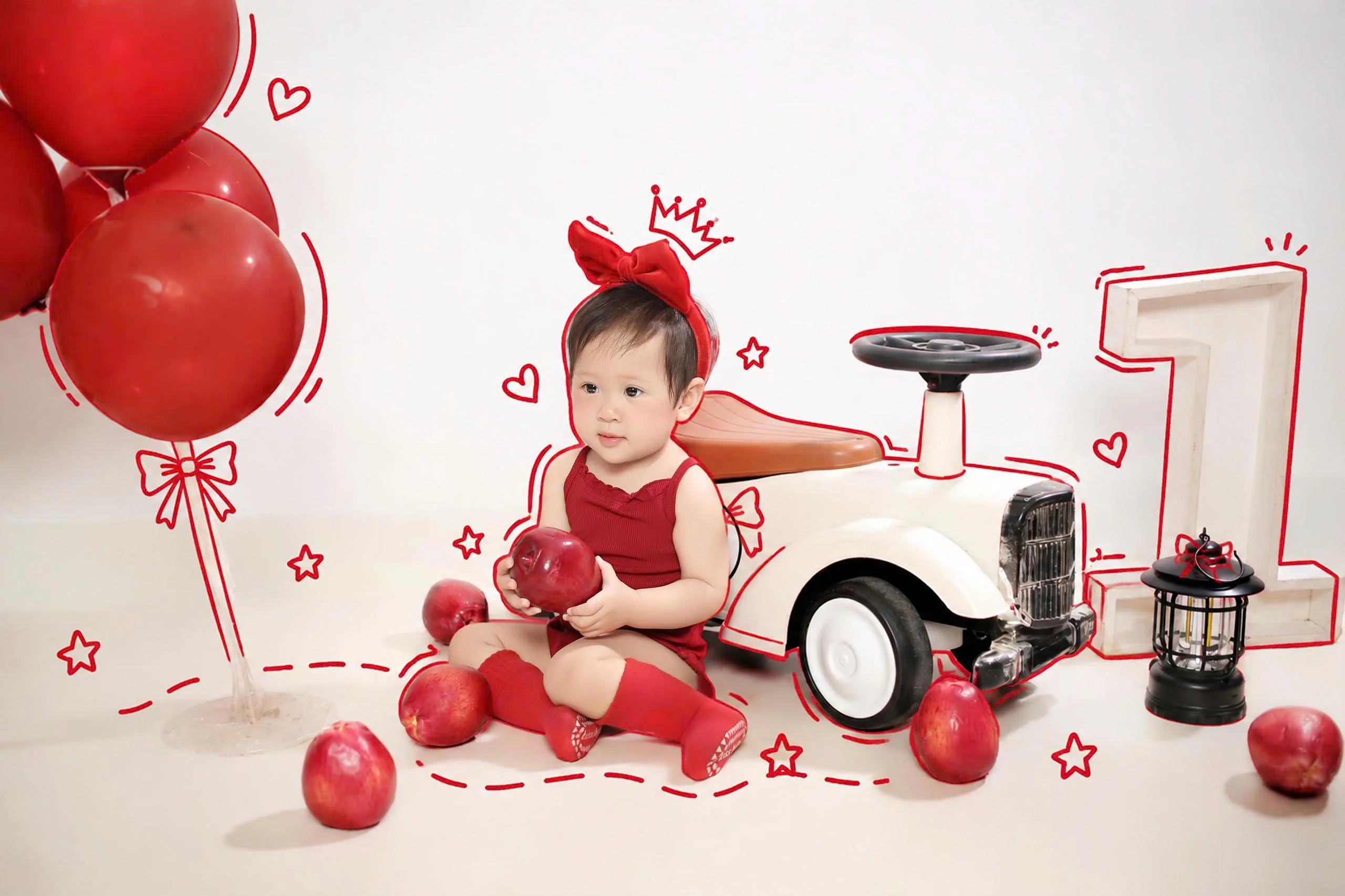 Dưa Hấu ngồi cạnh chiếc xe đồ chơi