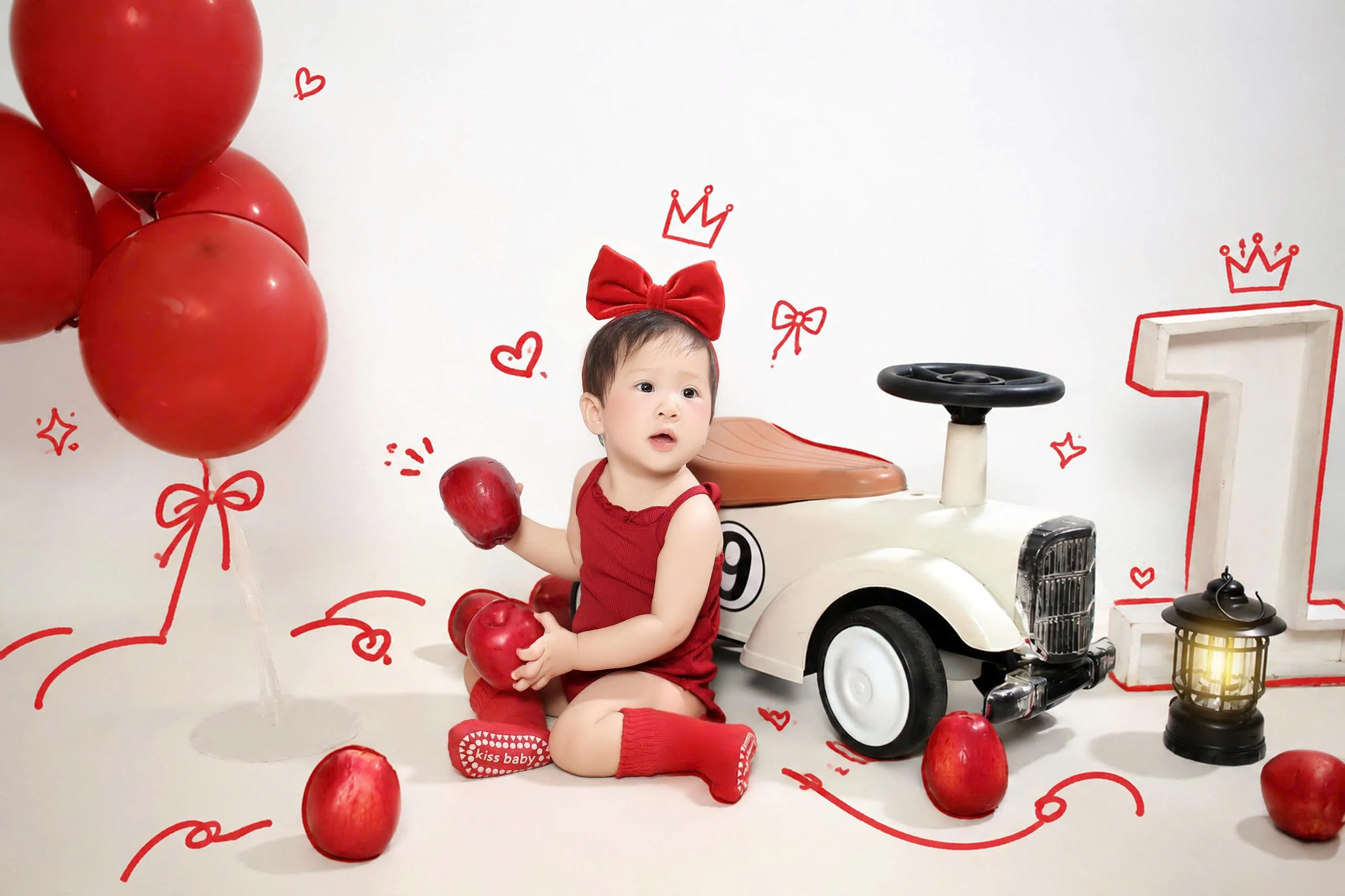 Dưa Hấu bên bóng bay và xe đồ chơi