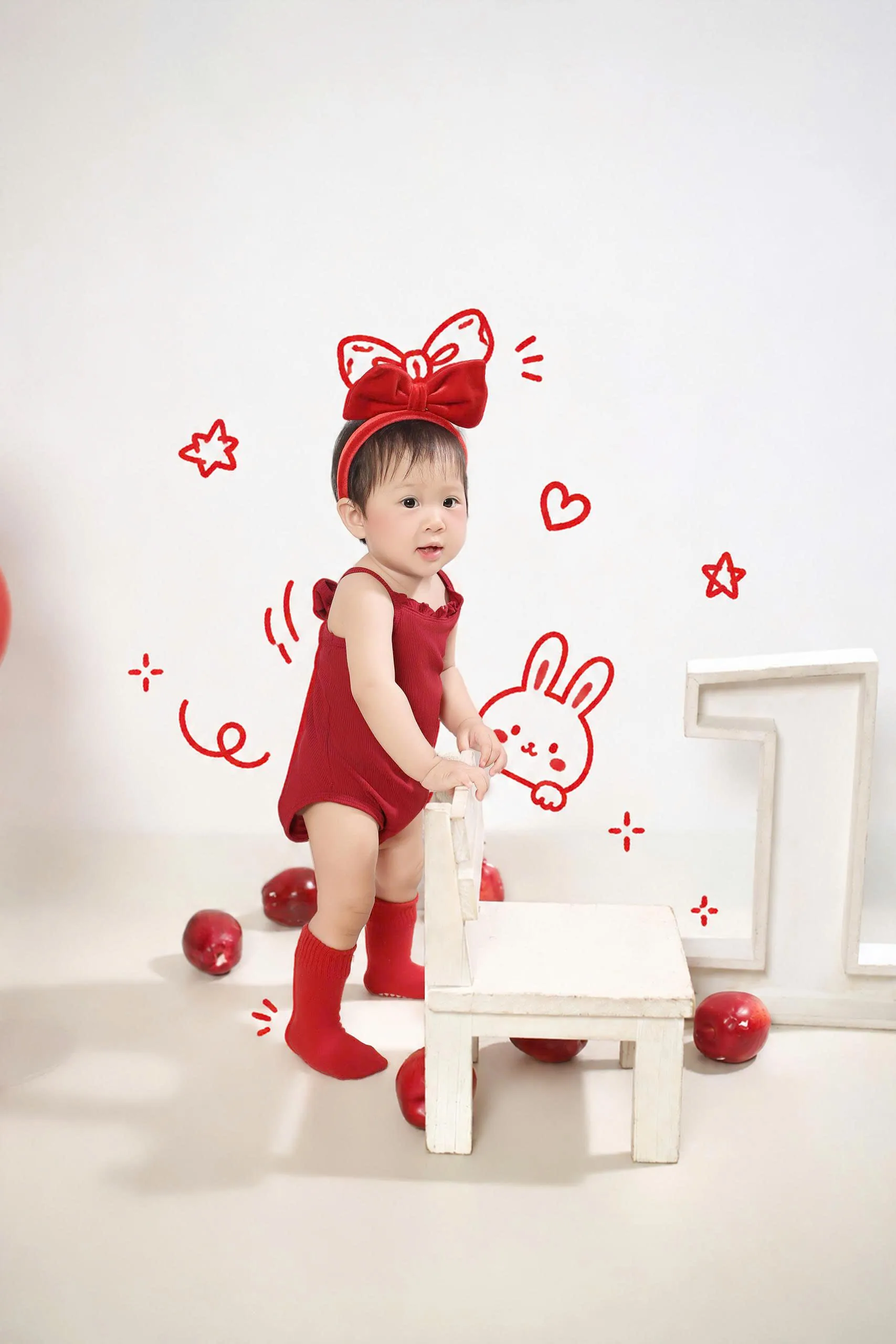 Dưa Hấu đứng bên chiếc ghế trắng