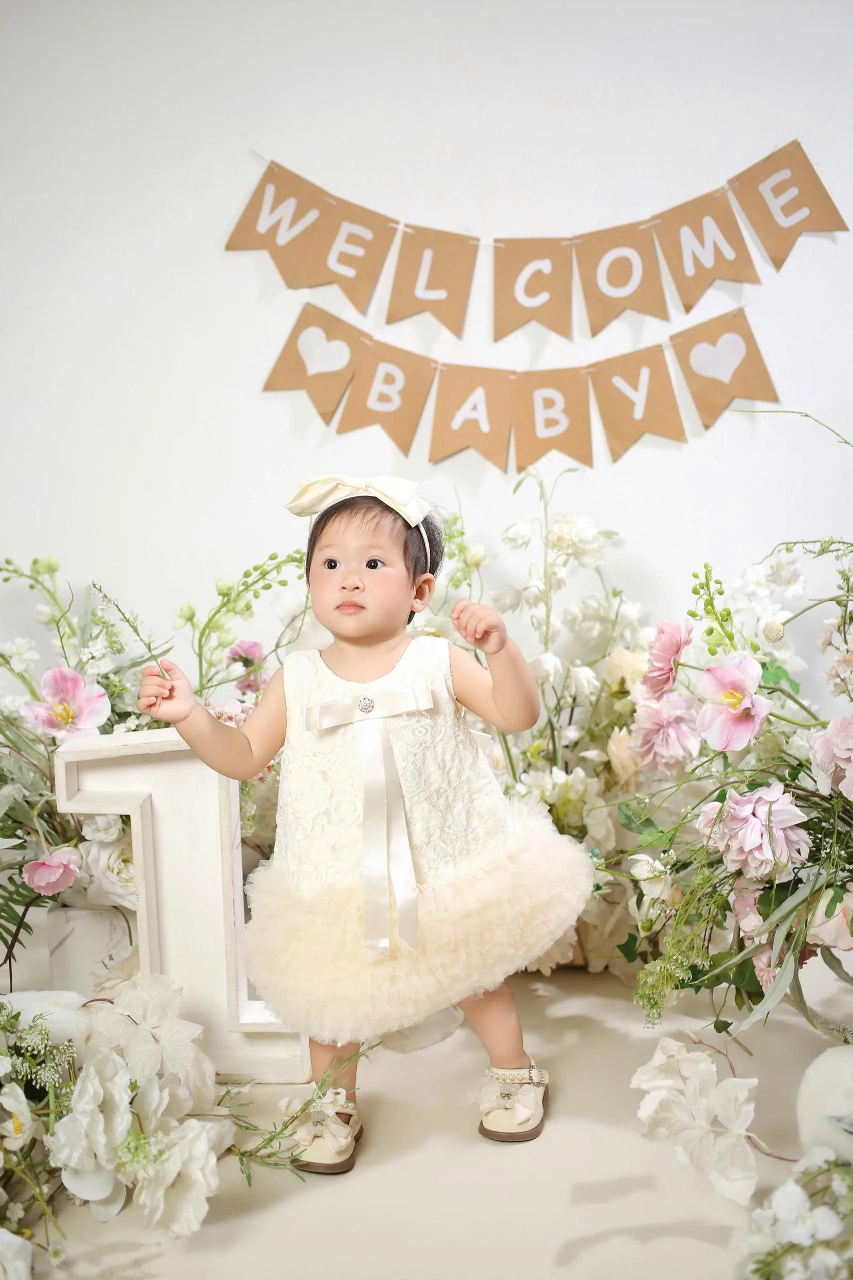 Dưa Hấu đứng cạnh ghế và hoa