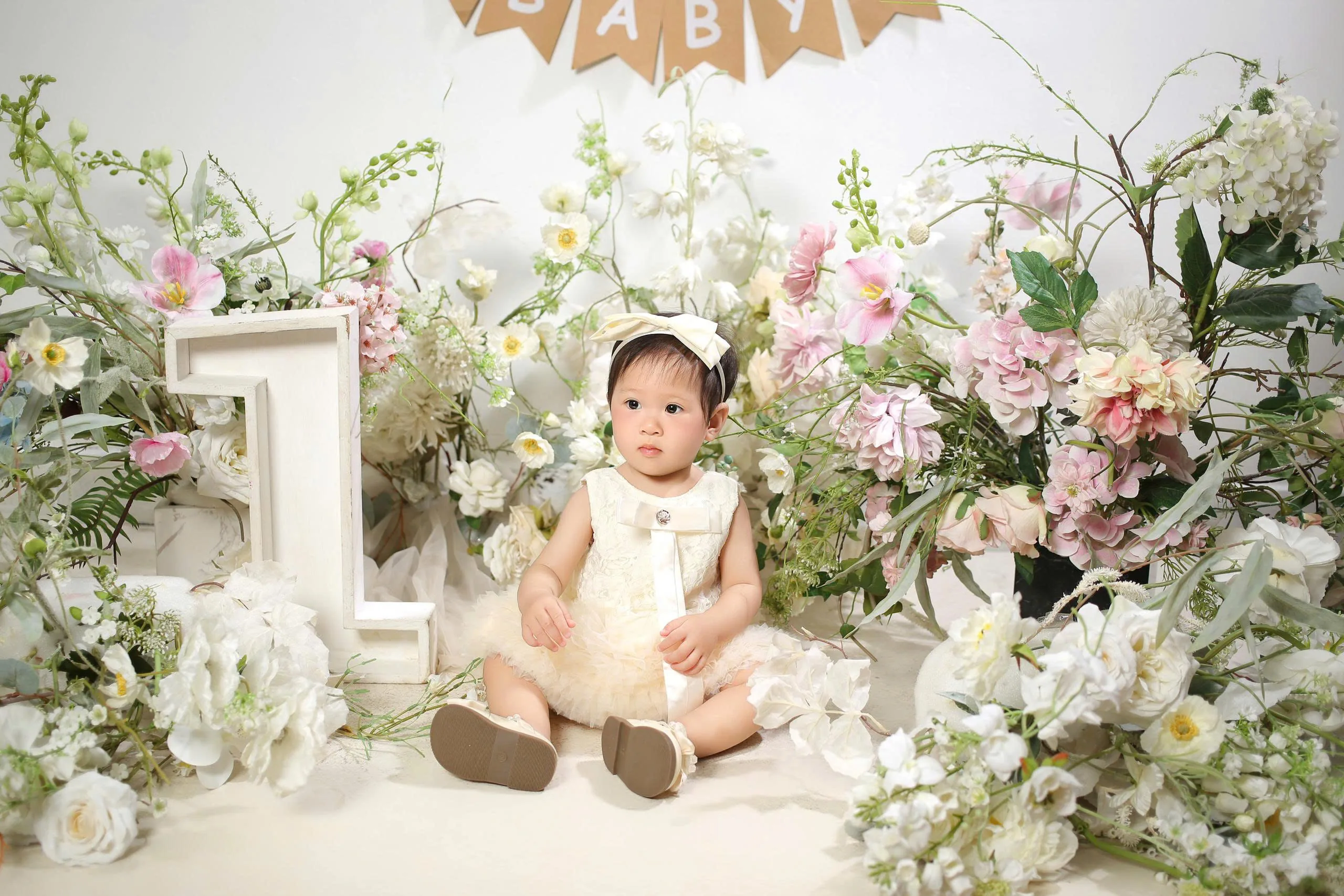 Dưa Hấu ngồi giữa khu vườn trắng